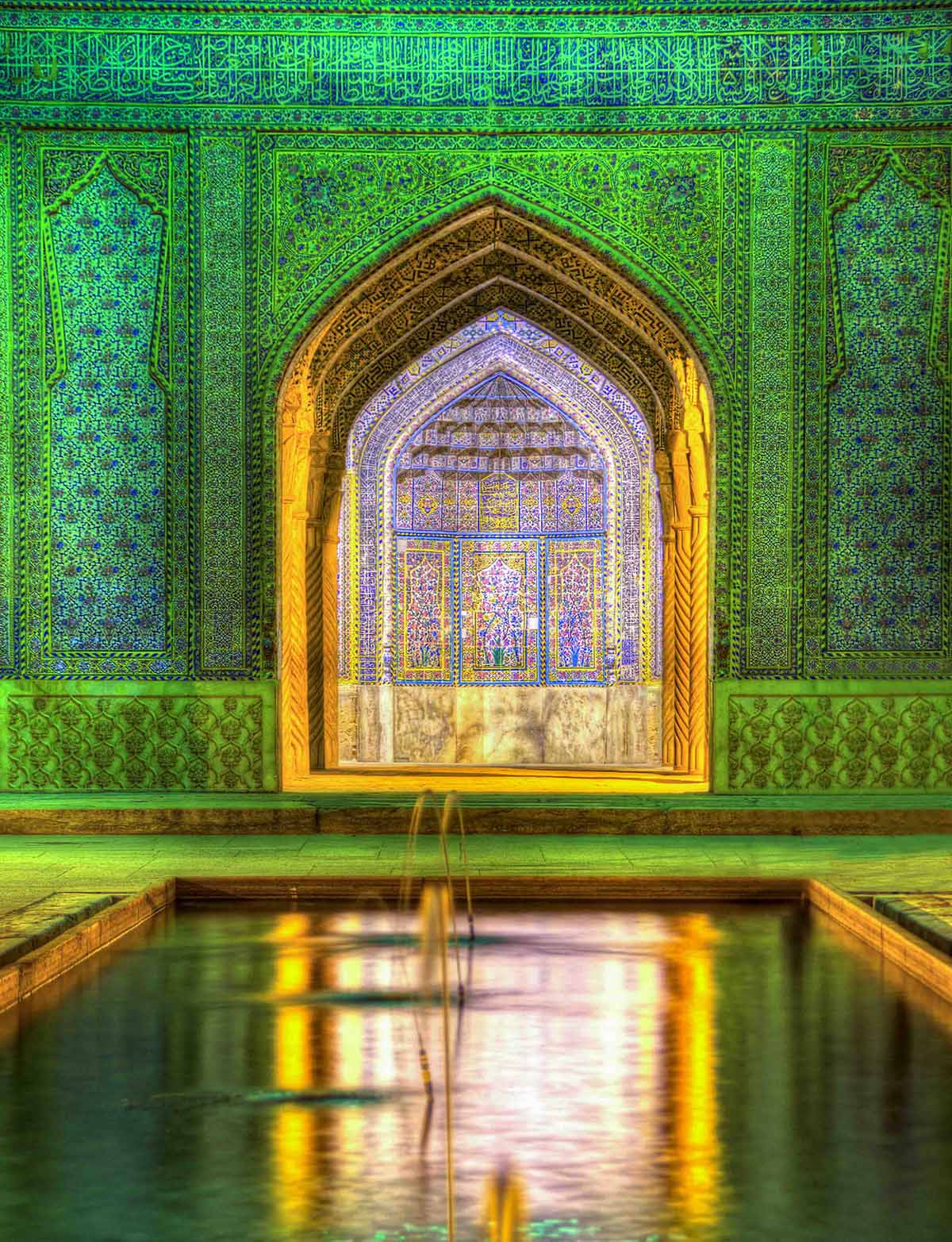 AP-044 Courtyard Vakil Mosque. Shiraz, Iran.